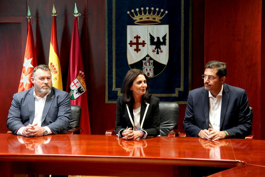 Recepción Selección Nacional de Rugby de Canadá - Imagen de la selección de Rugby de Canadá y autoridades en el salón del ayuntamiento.