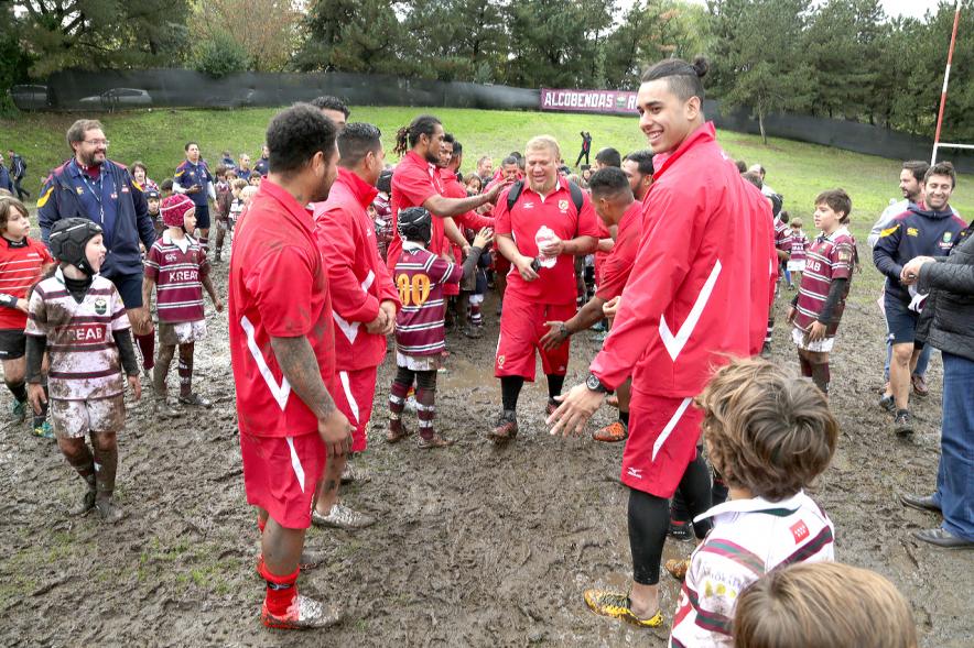 Encuentro de la Selección de Rugby de Tonga con las Escuelas de Rugby - Imagen miembros de la selección de Tonga con niños de las escuelas de rugby.