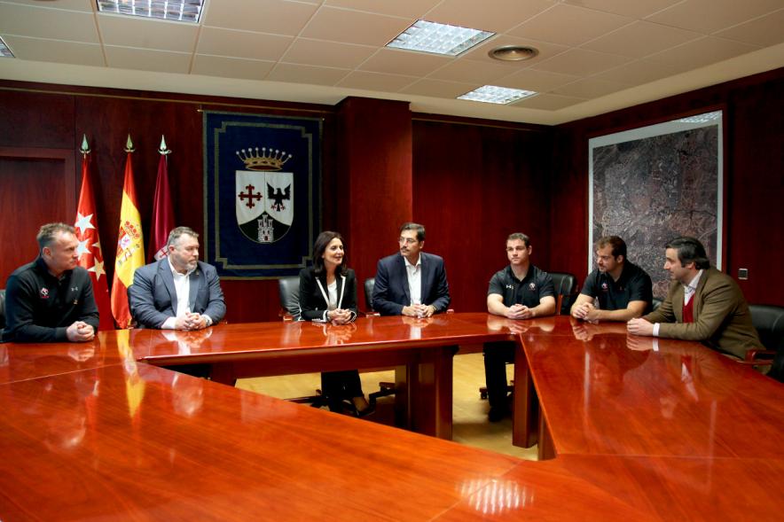 Recepción Selección Nacional de Rugby de Canadá - Imagen de la selección de Rugby de Canadá y autoridades en el salón del ayuntamiento.