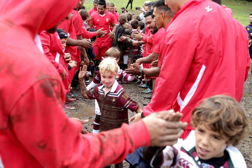 Encuentro de la Selección de Rugby de Tonga con las Escuelas de Rugby - Imagen miembros de la selección de Tonga con niños de las escuelas de rugby.