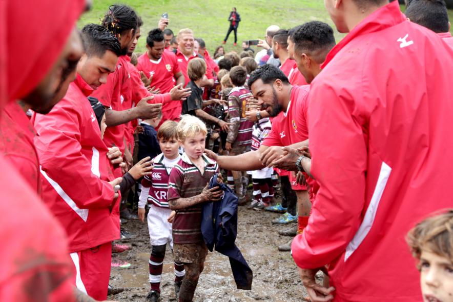 Encuentro de la Selección de Rugby de Tonga con las Escuelas de Rugby - Imagen miembros de la selección de Tonga con niños de las escuelas de rugby.