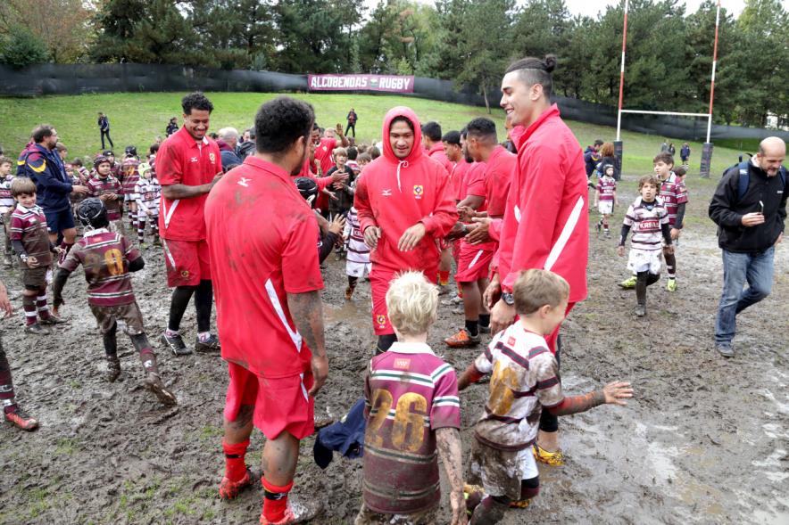 Encuentro de la Selección de Rugby de Tonga con las Escuelas de Rugby - Imagen miembros de la selección de Tonga con niños de las escuelas de rugby.