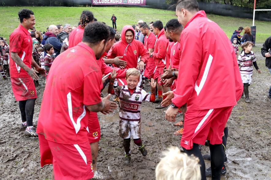 Encuentro de la Selección de Rugby de Tonga con las Escuelas de Rugby - Imagen miembros de la selección de Tonga con niños de las escuelas de rugby.