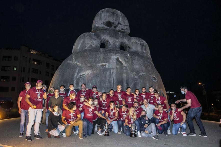 Celebración del Club Rugby Alcobendas en la Menina la Copa del Rey -Posado del equipo Alcobendas Rugby  al completo, con el trofeo ganado.