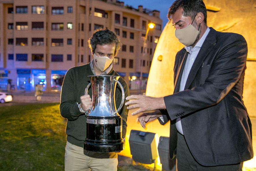 Celebración del Club Rugby Alcobendas en la Menina la Copa del Rey - Imagen de la entrega del trofeo por un directivo del Alcobendas Rugby a Aitor Retolaza,  de la corporación municipal.