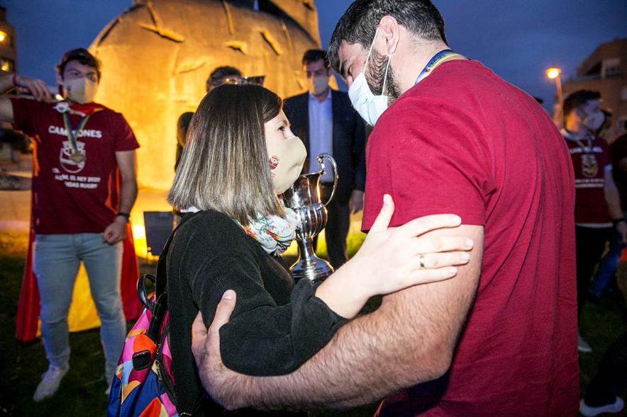 Celebración del Club Rugby Alcobendas en la Menina la Copa del Rey - Imagen de la concejal de deportes, María Espín, felicitando a un jugador. 