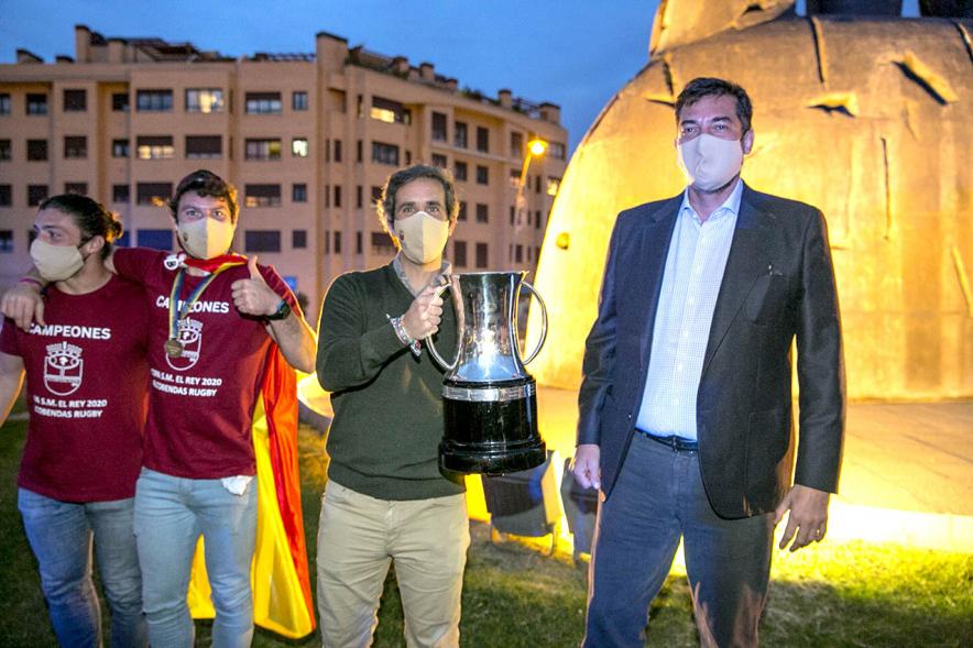 Celebración del Club Rugby Alcobendas en la Menina la Copa del Rey - Posado de varios jugadores y el responsable del Alcobendas Rugby, con Aitor Retolaza,  autoridad  municipal,  en la Menina, con el trofeo ganado.