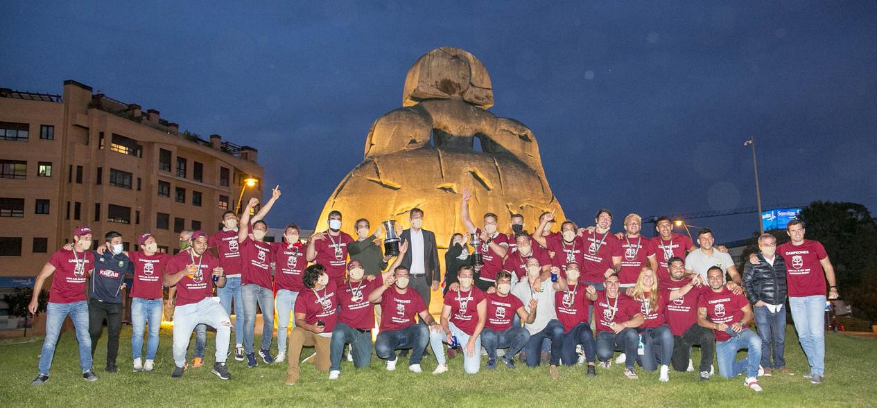 Celebración del Club Rugby Alcobendas en la Menina la Copa del Rey - Posado del equipo Alcobendas Rugby  al completo,  en la Menina, con el trofeo ganado.