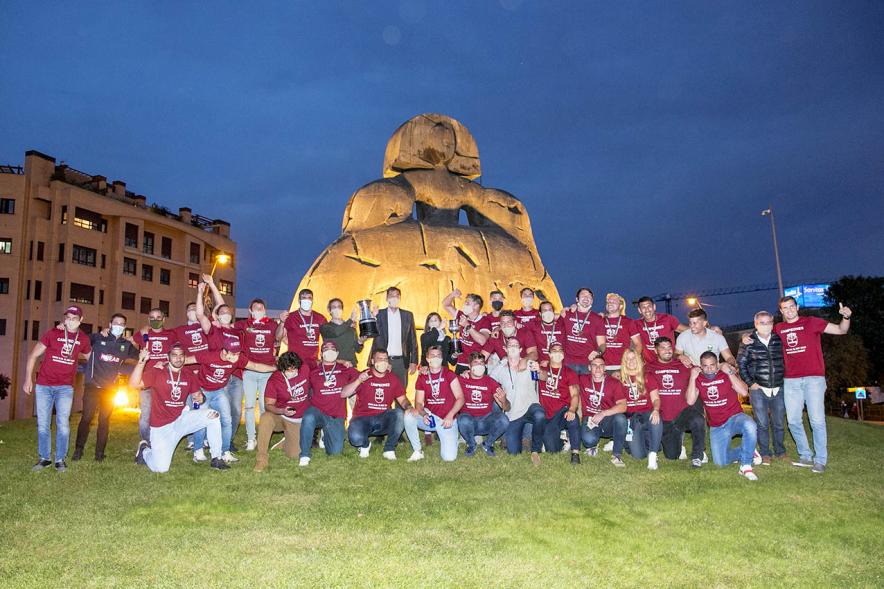 Celebración del Club Rugby Alcobendas en la Menina la Copa del Rey -Posado del equipo Alcobendas Rugby  al completo,  en la Menina, con el trofeo ganado.