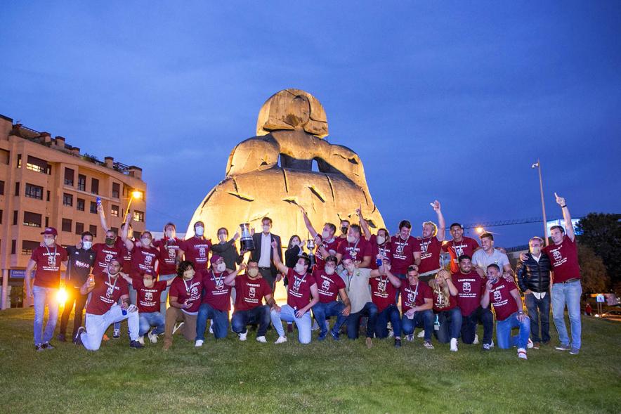 Celebración del Club Rugby Alcobendas en la Menina la Copa del Rey -  Posado del equipo Alcobendas Rugby  al completo,  en la Menina, con el trofeo ganado.