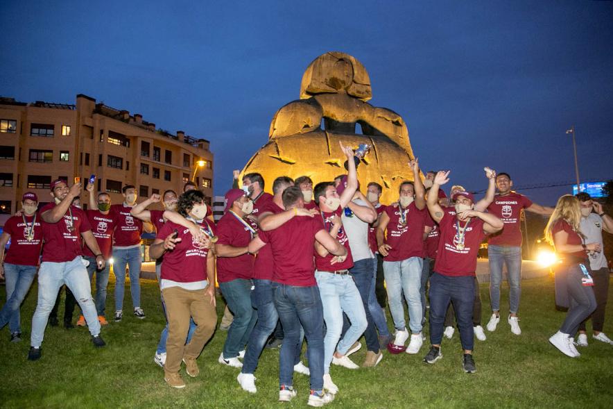 Celebración del Club Rugby Alcobendas en la Menina la Copa del Rey -  Imagen de la Menina iluminada y  los eufóricos jugadores del Alcobendas Rugby,  alrededor.