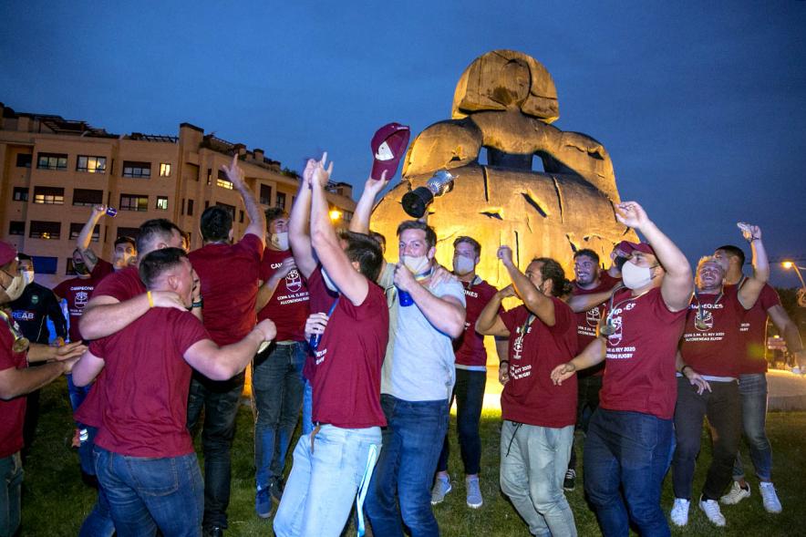 Celebración del Club Rugby Alcobendas en la Menina la Copa del Rey -  Imagen de la alegría de  los jugadores del Alcobendas Rugby en la explanada de la Menina.