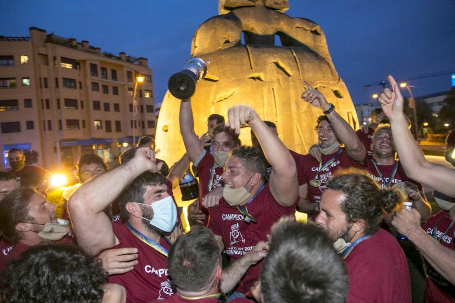 Celebración del Club Rugby Alcobendas en la Menina la Copa del Rey - Imagen de la Menina iluminada y  los eufóricos jugadores del Alcobendas Rugby,  alrededor.  