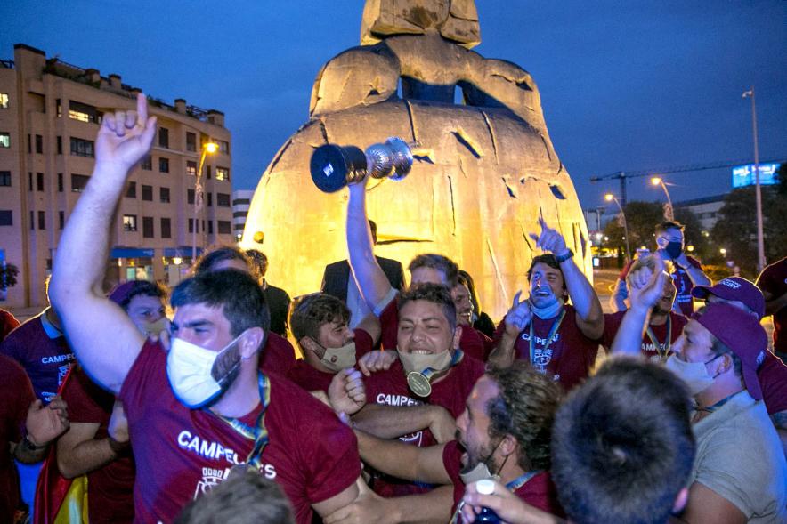 Celebración del Club Rugby Alcobendas en la Menina la Copa del Rey -  Imagen de la Menina iluminada y  los eufóricos jugadores del Alcobendas Rugby,  alrededor.