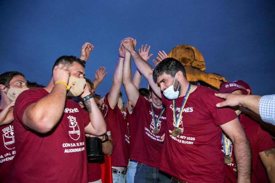 Celebración del Club Rugby Alcobendas en la Menina la Copa del Rey - Imagen de la alegría de  los jugadores del Alcobendas Rugby en la explanada de la Menina.