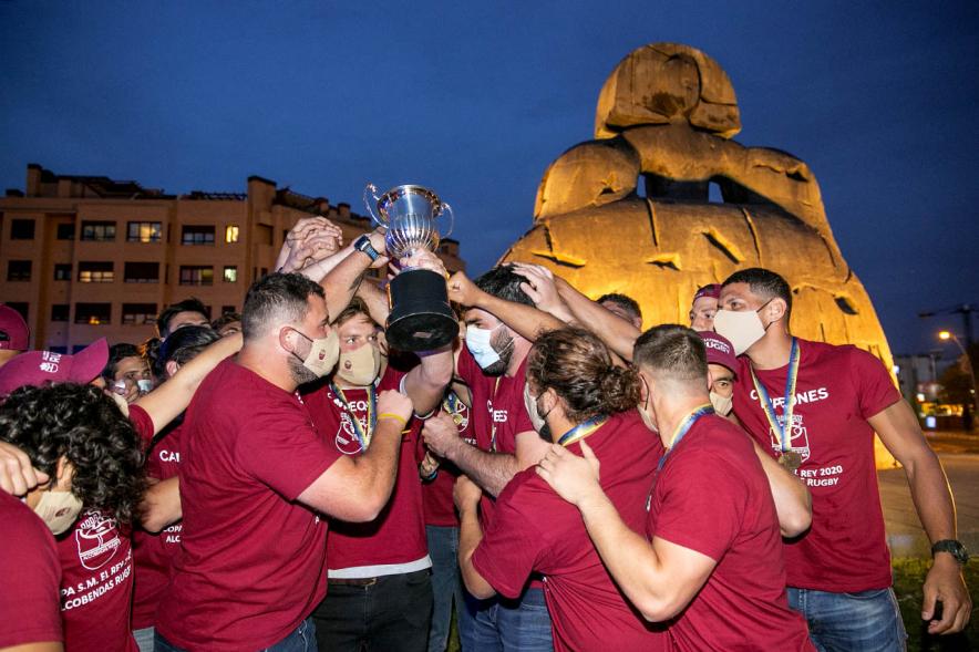 Celebración del Club Rugby Alcobendas en la Menina la Copa del Rey -Imagen del trofeo levantado  por un jugador del Alcobendas Rugby, de fondo la Menina. 179557