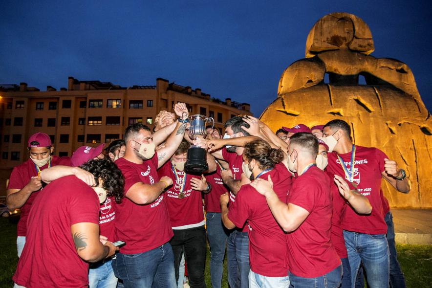 Celebración del Club Rugby Alcobendas en la Menina la Copa del Rey - Posado del equipo Alcobendas Rugby  al completo,  en la Menina, con el trofeo ganado.
