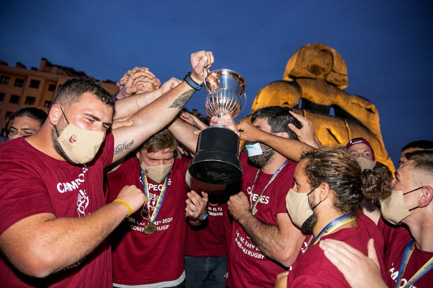 Celebración del Club Rugby Alcobendas en la Menina la Copa del Rey - Posado del equipo Alcobendas Rugby  al completo,  en la Menina, con el trofeo ganado.