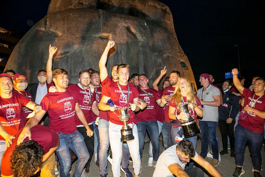 Celebración del Club Rugby Alcobendas en la Menina la Copa del Rey -Imagen de la alegría de  los jugadores del Alcobendas Rugby en la explanada de la Menina. 