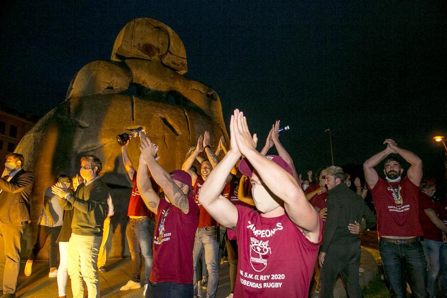 Celebración del Club Rugby Alcobendas en la Menina la Copa del Rey -  Imagen de la alegría de  los jugadores del Alcobendas Rugby en la explanada de la Menina.