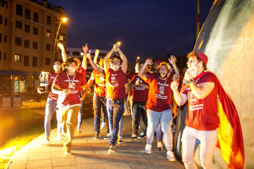 Celebración del Club Rugby Alcobendas en la Menina la Copa del Rey - Imagen de la alegría de  los jugadores del Alcobendas Rugby en la explanada de la Menina.