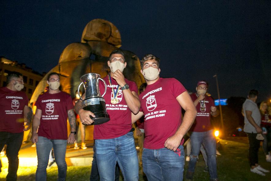 Celebración del Club Rugby Alcobendas en la Menina la Copa del Rey -   Posado de varios jugadores del Alcobendas Rugby,  en la Menina, con el trofeo ganado.