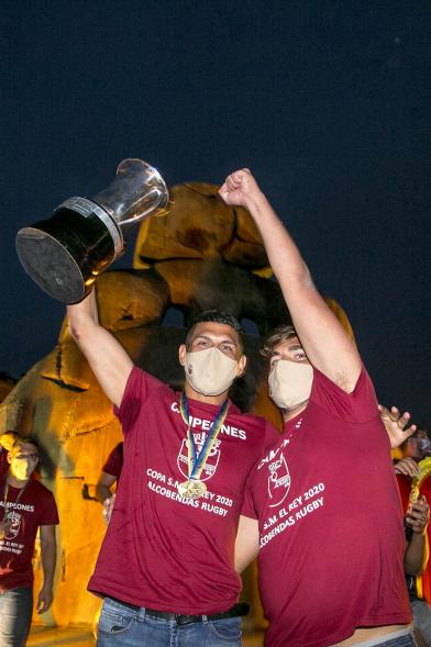 Celebración del Club Rugby Alcobendas en la Menina la Copa del Rey -  Imagen de dos jugadores del Alcobendas Rugby levantado  el trofeo.