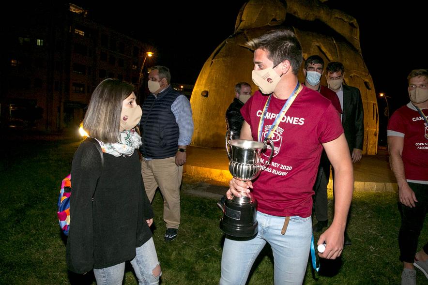 Celebración del Club Rugby Alcobendas en la Menina la Copa del Rey - Imagen de la concejal de deportes, María Espín, felicitando a un jugador. 