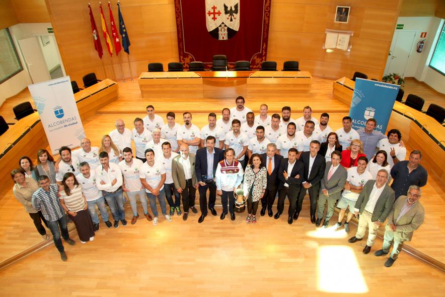 Recepción del Equipo de Rugby Campeón de la Copa del Rey - Imagen cenital de todos los protagonistas de la recepción en el ayuntamiento de Alcobendas.