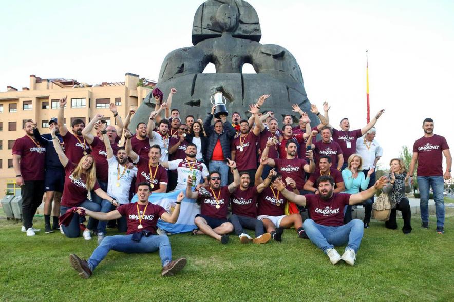 Equipo y autoridades festejando en la plaza de la Menina. Celebración Copa del Rey de Rugby - 2019