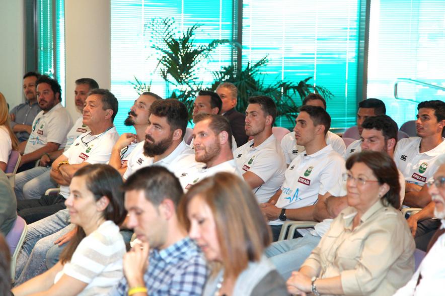 Recepción del Equipo de Rugby Campeón de la Copa del Rey - Imagen de los jugadores del Sanitas Alcobendas Rugby sentados entre el público.