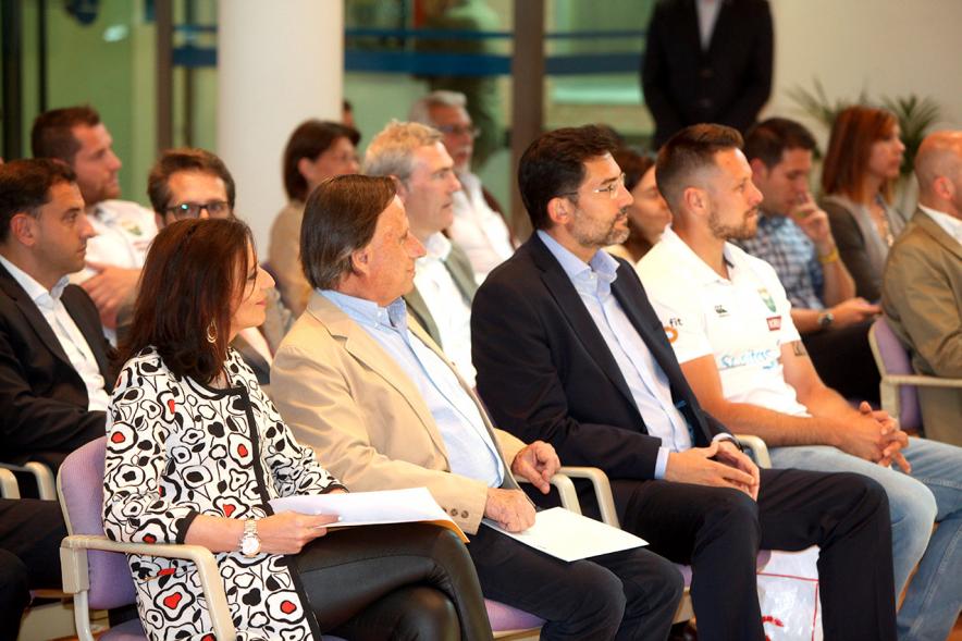 Recepción del Equipo de Rugby Campeón de la Copa del Rey - Imagen del alcalde y la concejala de deportes sentados entre los jugadores de rugby.