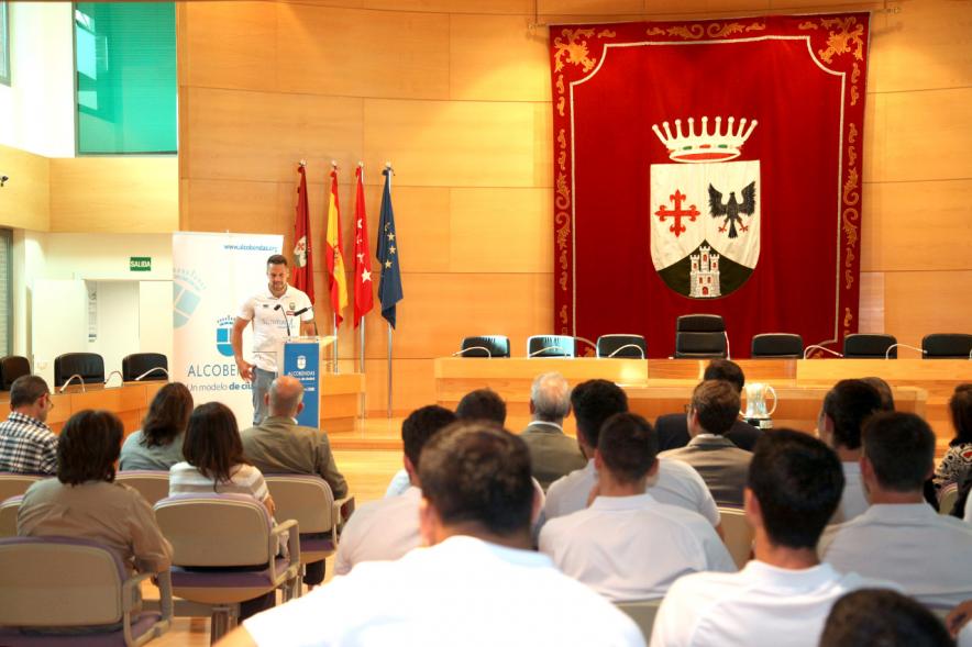 Recepción del Equipo de Rugby Campeón de la Copa del Rey - Imagen lejana de un jugador del Sanitas Alcobendas Rugby en un momento de su discurso.