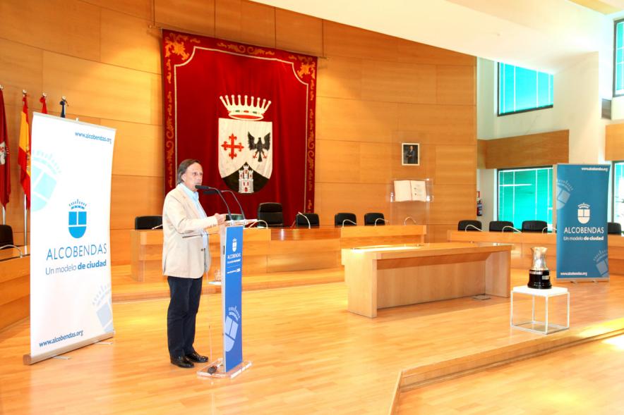 Recepción del Equipo de Rugby Campeón de la Copa del Rey - Imagen lejana del alcalde García de Vinuesa en un momento de su discurso.