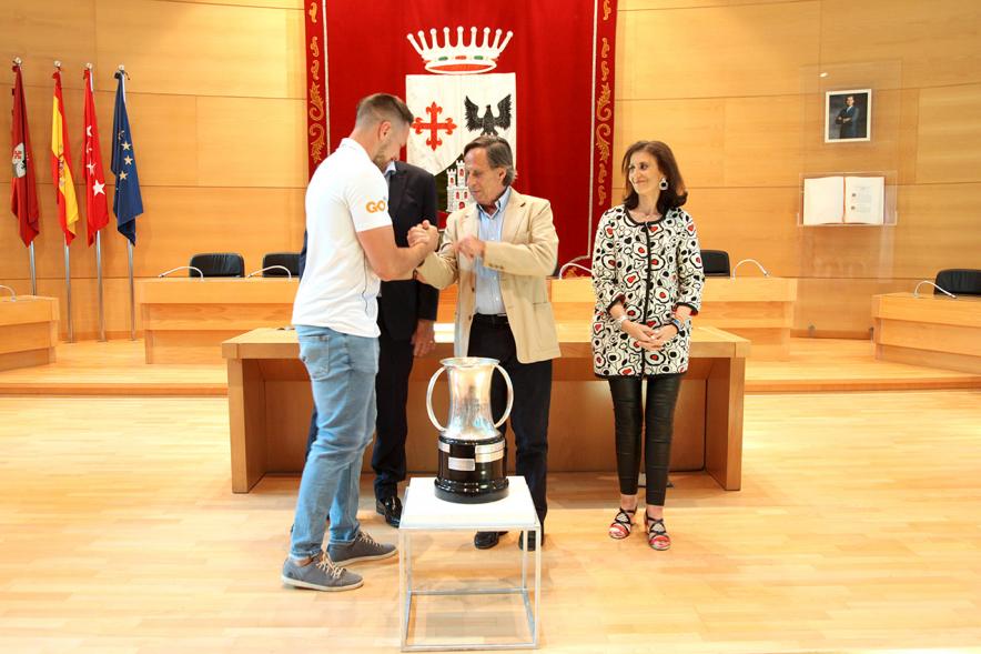 Recepción del Equipo de Rugby Campeón de la Copa del Rey - Imagen del alcalde y la concejala de deportes saludando a un jugador del Sanitas Alcobendas Rugby.
