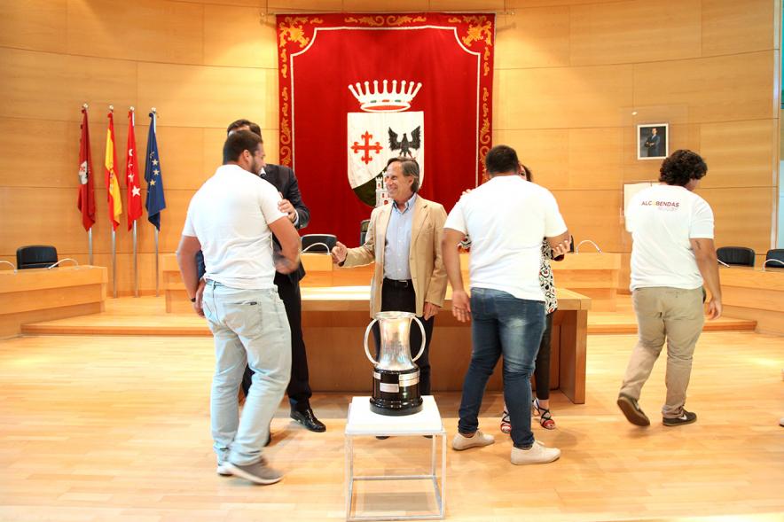 Recepción del Equipo de Rugby Campeón de la Copa del Rey - Imagen del alcalde y la concejala de deportes saludando a los jugadores del Sanitas Alcobendas Rugby.