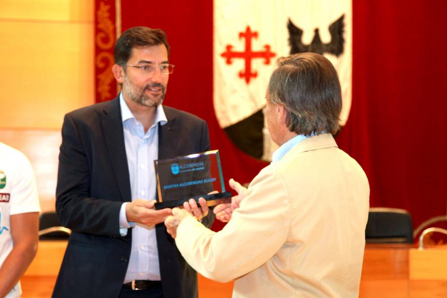 Recepción del Equipo de Rugby Campeón de la Copa del Rey - Imagen del alcalde García de Vinuesa haciendo entrega de una placa conmemorativa al presidente del Sanitas Alcobendas Rugby.