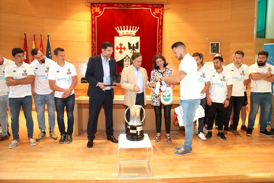 Recepción del Equipo de Rugby Campeón de la Copa del Rey - Imagen de un jugador del Sanitas Alcobendas Rugby haciendo entrega al alcalde de una camiseta del equipo firmada por todos los jugadores.