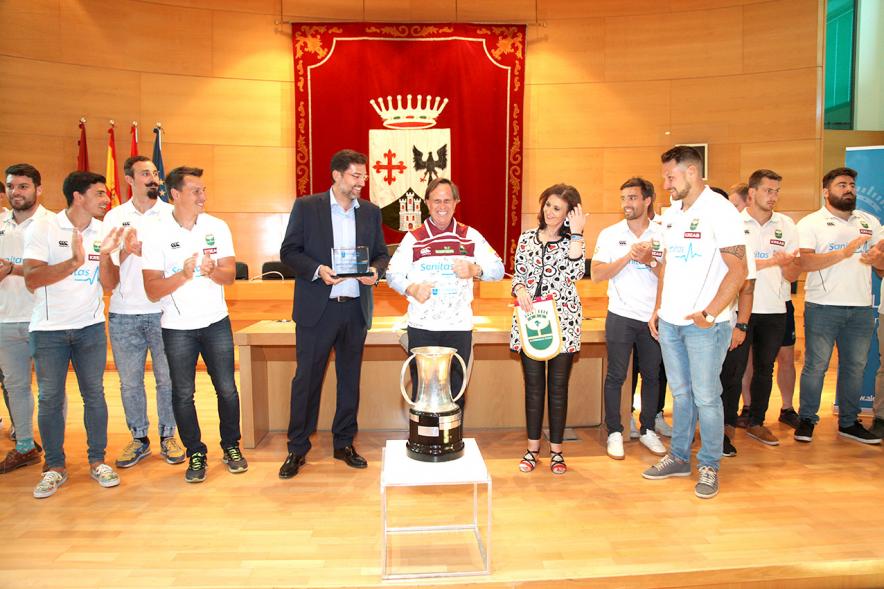 Recepción del Equipo de Rugby Campeón de la Copa del Rey -  Imagen del alcalde y la concejala de deportes posando junto a todos los miembros del Sanitas Alcobendas Rugby.