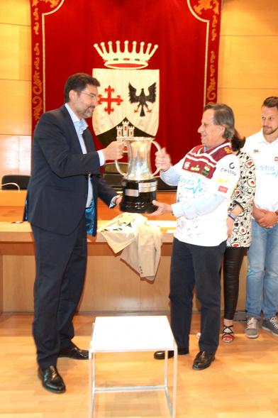 Recepción del Equipo de Rugby Campeón de la Copa del Rey - Imagen del alcalde García de Vinuesa recibiendo la copa del Rey de manos del presidente del club.