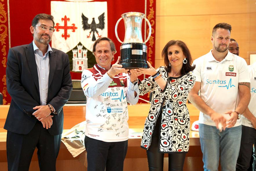 Recepción del Equipo de Rugby Campeón de la Copa del Rey - Imagen del alcalde y la concejala de deportes sujetando la copa del Rey junto a los jugadores del Sanitas Alcobendas Rugby.