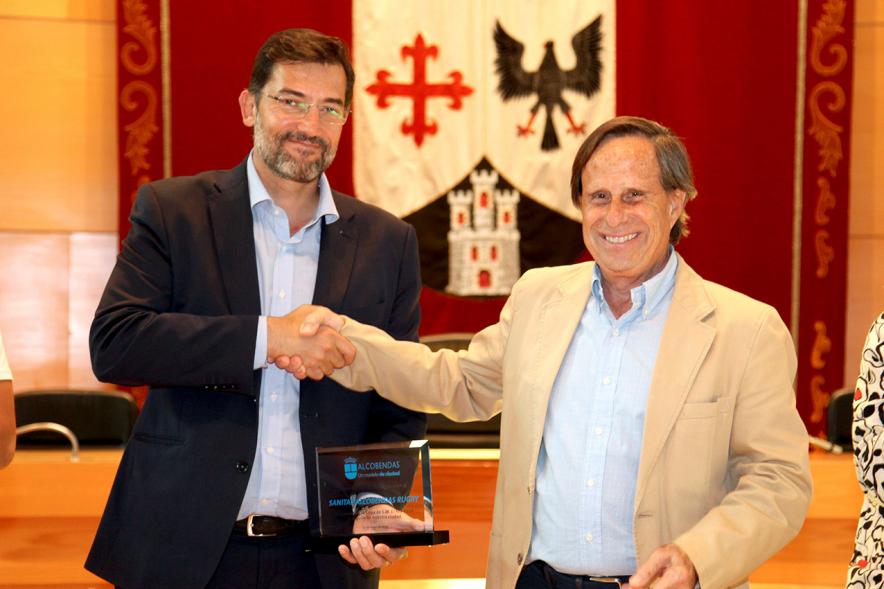 Recepción del Equipo de Rugby Campeón de la Copa del Rey - Imagen del alcalde García de Vinuesa después de hacer entrega de una placa conmemorativa al presidente del Sanitas Alcobendas Rugby.