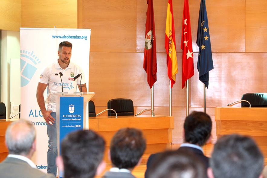 Recepción del Equipo de Rugby Campeón de la Copa del Rey - Imagen de un jugador del Sanitas Alcobendas Rugby en un momento de su discurso.