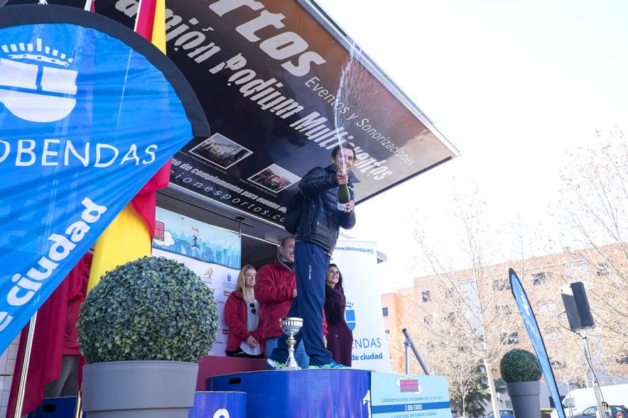 San Silvestre 2016 -  El ganador con el champan.