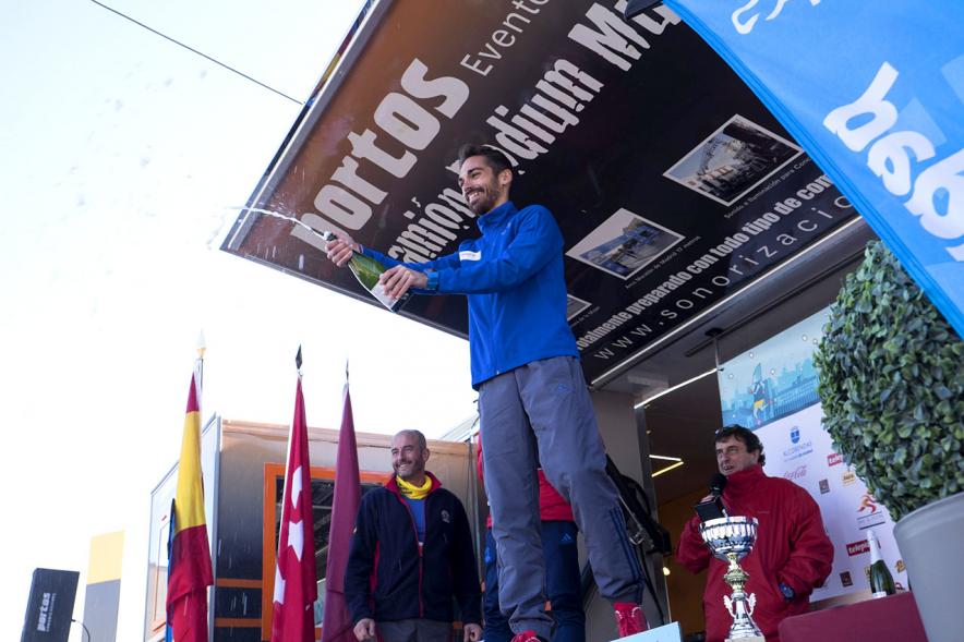 San Silvestre 2016 - El ganador con el champan.