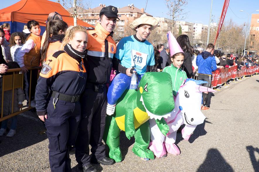 San Silvestre 2016 -  Unos corredores con la policía.