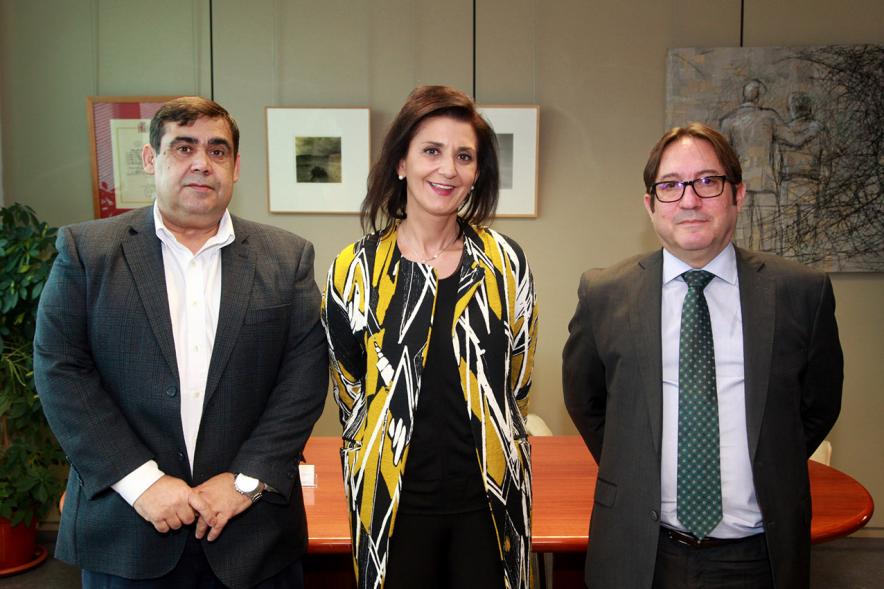 Firmantes posan tras la firma