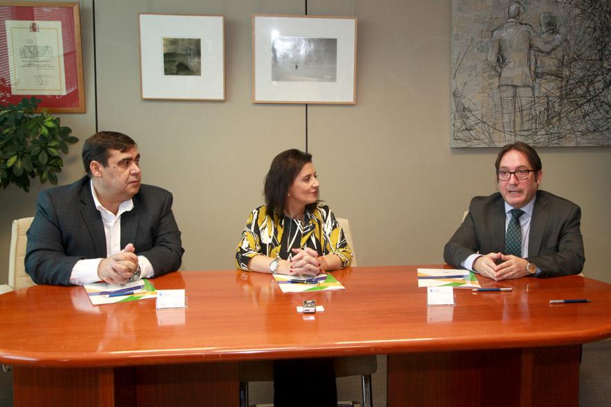 Firmantes charlan durante el encuentro