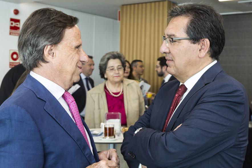 Foro Smart Cities (Fotos Jesús Umbría) - Primer plano del alcalde y el empresario. 