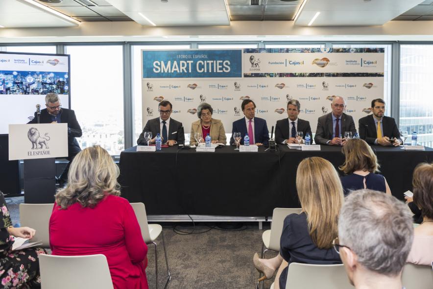 Foro Smart Cities (Fotos Jesús Umbría) - Imagen central de los ponentes y parte de los asistentes.